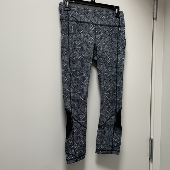 Lululemon Pace Rival Crop (22") Legging in 
Formation Alpine White Black Size 6 - Picture 8 of 12